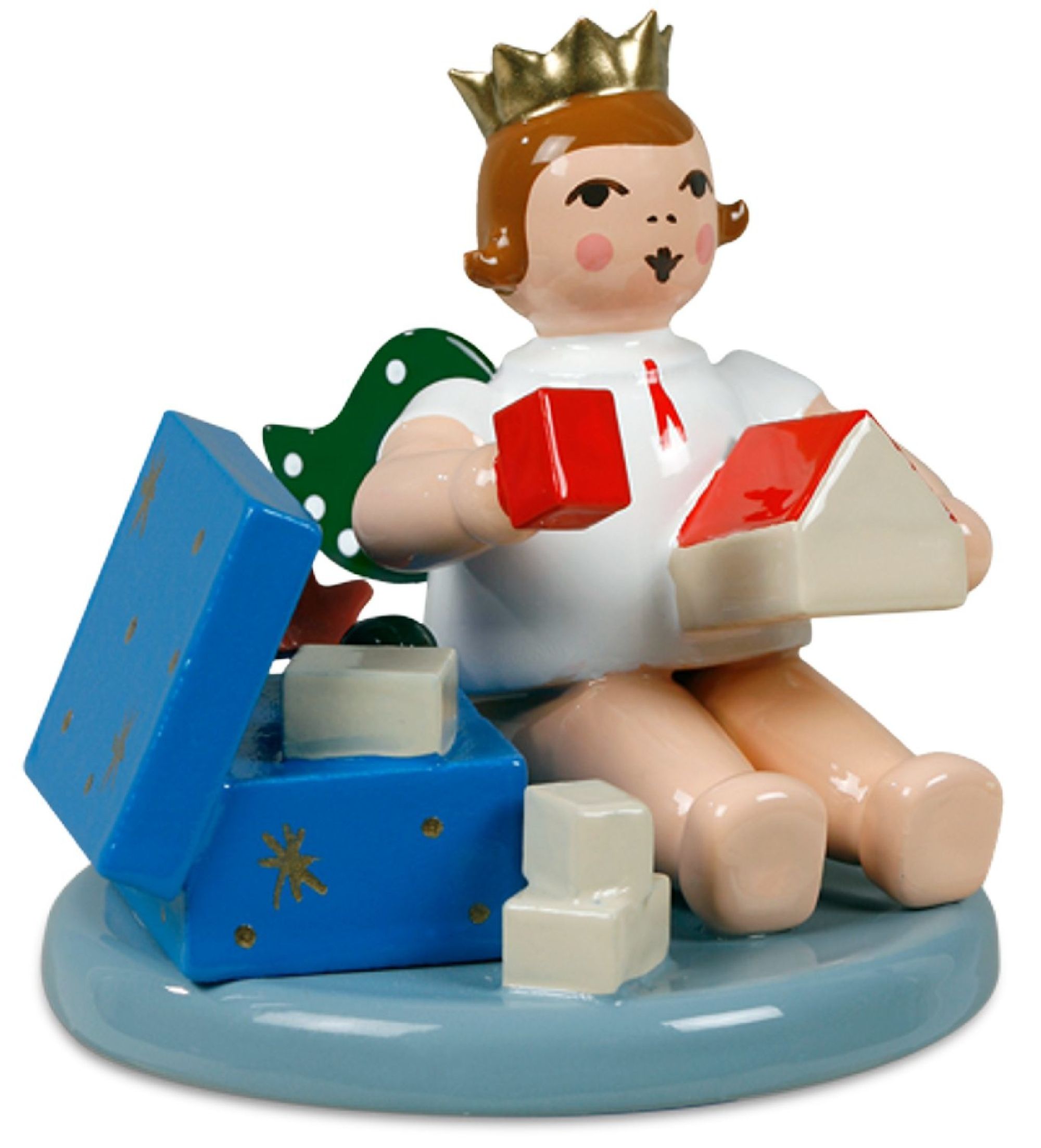 Weihnachtsengel sitzend mit Krone und Spielzeugkiste